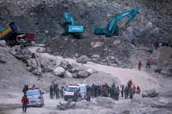 لحظة مرعبة لانهيار محجر في إندونيسيا مخلفا مصرع 14 شخصا