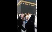 معتمر يطوف حول الكعبة ويدعي "اللهم زوجني مزيونة"