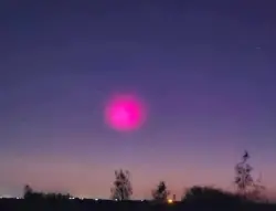 ربطوها بيوم القيامة ... ظهور سحابة حمراء فوق جبل موسى يثير المخاوف (فيديو)