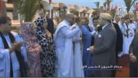 شاهد أحد الصحراويين يقدم ورقة للملك محمد السادس