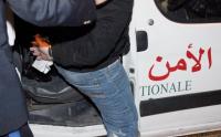 شاب في حالة هستيرية يعربد بالشارع ويهشم عددا من السيارات وهكذا اعتقله رجال الأمن!