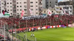 جمهور النادي المكناسي يتضامن مع ضحايا زلزال الحوز خلال مقابلة الكوكب المراكشي