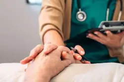 كيف تفقد حواس الإنسان تدريجياً في الساعات الأخيرة من الحياة؟