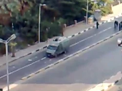 شاب يقفز فوق المدرعة في مشهد تاريخى من جمعة الغضب