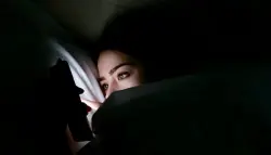 احذر هذه العادات الليلية… تضر بجهازك الهضمي وتفسد مزاجك!