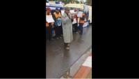 مهنيو سيارات الاسعاف يقصفون عامل خريبكة ويصرخون :" لعامل مخبي بين الحيوط ومابغاش يهضر معانا" (فيديو)
