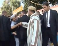 الممثل أنور الجندي يقبل يد الملك محمد السادس بطريقة غريبة