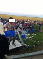 النهب و السرقة بعد انقلاب شاحنة محملة بالحليب و مشتقاته قرب مكناس