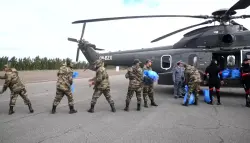 مروحيات القوات المسلحة تؤمّن إيصال مساعدات غذائية لساكنة محاصَرة بالفيضانات بسيدي قاسم