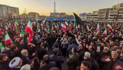 الآلاف يتجمعون في وسط طهران حدادًا على خامنئي..وترامب يتوعد إيران بضربة غير مسبوقة إذا ردت