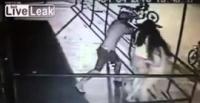 بالفيديو.. مفاجأة غير متوقعة لـ"لص" حاول سرقة شاب بصحبة فتاتين