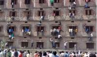 عائلات تلاميذ يتسلقون جدران مدرسة لمساعدة أبناءهم على الغش