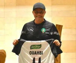 نادي "فلسطين" الشيلي يهدي قميصه لمحمد وهبي قبل نهائي المونديال أمام الأرجنتين