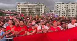لحظة مهيبة.. البيضاويون يرددون النشيد الوطني بصوت واحد في "الفان زون" وسط مشاعر مؤثرة