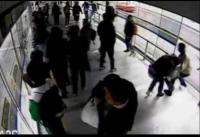 بالفيديو ....لص  فشل في سرقة حقيبة فتاة و صدمته حافلة !