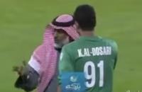 بالفيديو .. أب يدخل الملعب لفض نزاع ابنه حارس المرمى