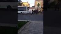 مجموعة من القاصرين يخربون حافلة نقل عمومية بالقنيطرة