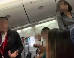 رفض تغيير مقعده لإرضاء زوجين.. فوجد نفسه خارج الطائرة قبل الإقلاع