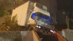 بالصور.. انزلاق شاحنة محملة بالبضائع داخل درج للراجلين يثير الذعر في عين السبع