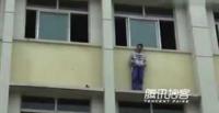 بالفيديو.. طالب يحاول الانتحار لرسوبه في الامتحان