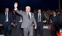 ساكنة مدينة العيون تخص الملك محمد السادس باستقبال شعبي تاريخي