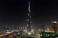 إماراتي يوثق اختفاء برج خليفة في سحابة ماطرة