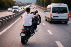 استعراض خطير ينتهي بمأساة.. وفاة فتى خلال حركات بهلوانية بدراجته في تركيا