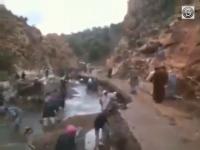 مواطنون يصلحون الطريق والسلطة في خبر كان