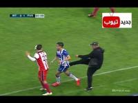 بنشيخة يركل لاعب إتحاد طنجة في لقطة طريفة