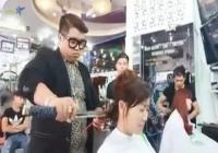 بالفيديو.. حلاق فيتنامي يستخدم سيف الساموراي في حلاقة زبائنه