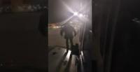 مسافر ملّ من الانتظار داخل طائرة فخرج من الجناح (فيديو)