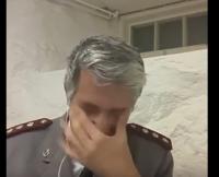 شاهد بكاء الطبيب العسكري المغربي مراد على بائع السمك محسن