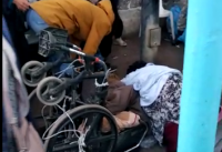 بالفيديو: شابة تصفع جمركيا بمعبر باب سبتة بسبب "تعنيف" شخص معاق!