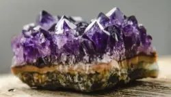 بلورة ذكية تتغير لونًا لرصد الملوثات: ابتكار ياباني يمهّد لمستشعرات بيئية جديدة