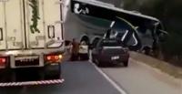«مصائب قوم».. لحظة سرقة المارة محتويات شاحنة تعرضت لحادث (فيديو)