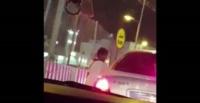 بالفيديو.. طفل متسول يهدد عائلة  بكسر زجاج سيارتهم