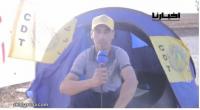 عامل يعتصم بعد طرده من شركة بسطات لسبب غريب