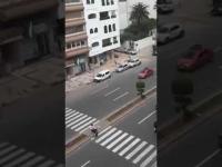 معاناة الراجلين في الدار البيضاء للعبور من ممر الراجلين