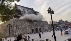 انهيار جزئي في برج تاريخي بالصين يثير الذعر بين السياح