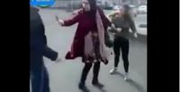 بالفيديو.. معركة شرسة بين فتاة وشاب تحرش بها أمام صديقها