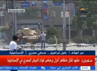 الاسماعيليه : بطل يواجه الدبابه رافعا يديه والجيش يطلق عليه النار ليقتله
