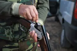 نقل فلاح للمستعجلات بعد إصابته بشظايا إطلاق للرصاص (صورة)