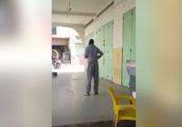 متسول مغربي يحتال على المواطنين و يتظاهر بالإعاقة ....شوفو أشنو كايدير