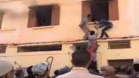 لحظة إنقاذ إمرأة من حريق مهول من طرف أبناء الحي