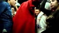 شاب يمدح الملك محمد السادس داخل حافلة ستاريو