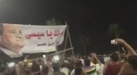 مصريون يسقطون ويمزقون صورة السيسي