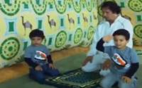 معمر القذافي يضحك في الصلاة 