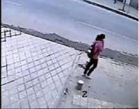 انقاذ فتاة صينية انهار بها احد ارصفة الشوارع