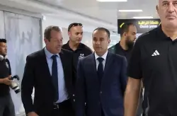 الكاتب العام لجامعة لقجع في استقبال بعثة المنتخب الجزائري بمطار محمد الخامس