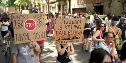"عطلتكم شقائي".. آلاف الإسبان ينتفضون ضد السياحة ويهاجمون الزوار ب"المسدسات"